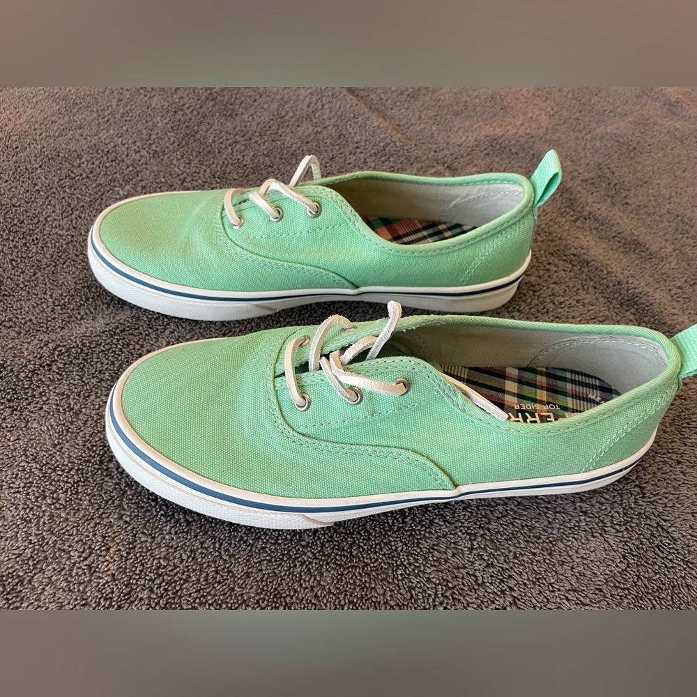 Women’s Sperry Topsider Sneaker: Size 7